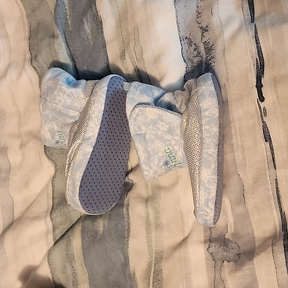 Disney Elsa and Anna slippers velcro size 7/8L - Picture 9 of 9